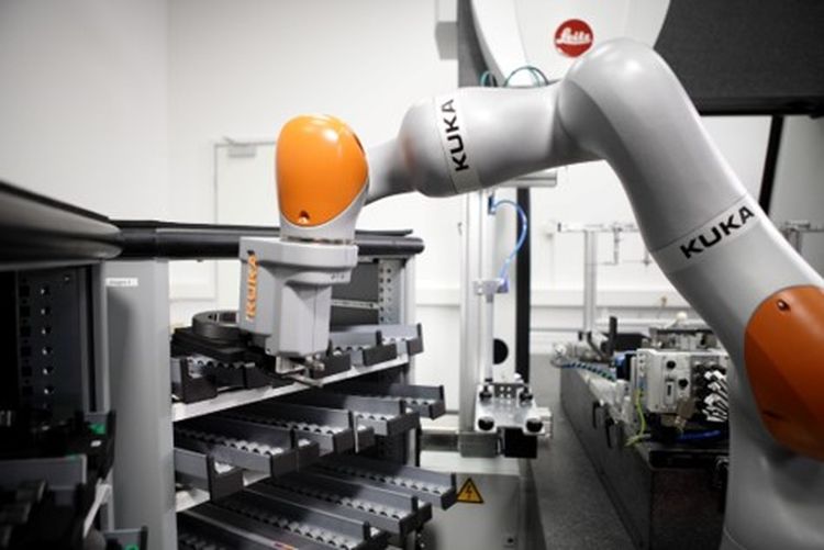 Automated measuring process: Sensitive LBR iiwa can handle different measuring devices. © KUKA