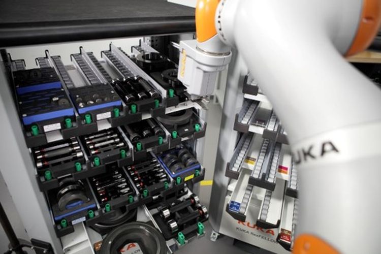 The robot detects if the compartment is empty and reacts by independently moving to the next full one. © Kuka