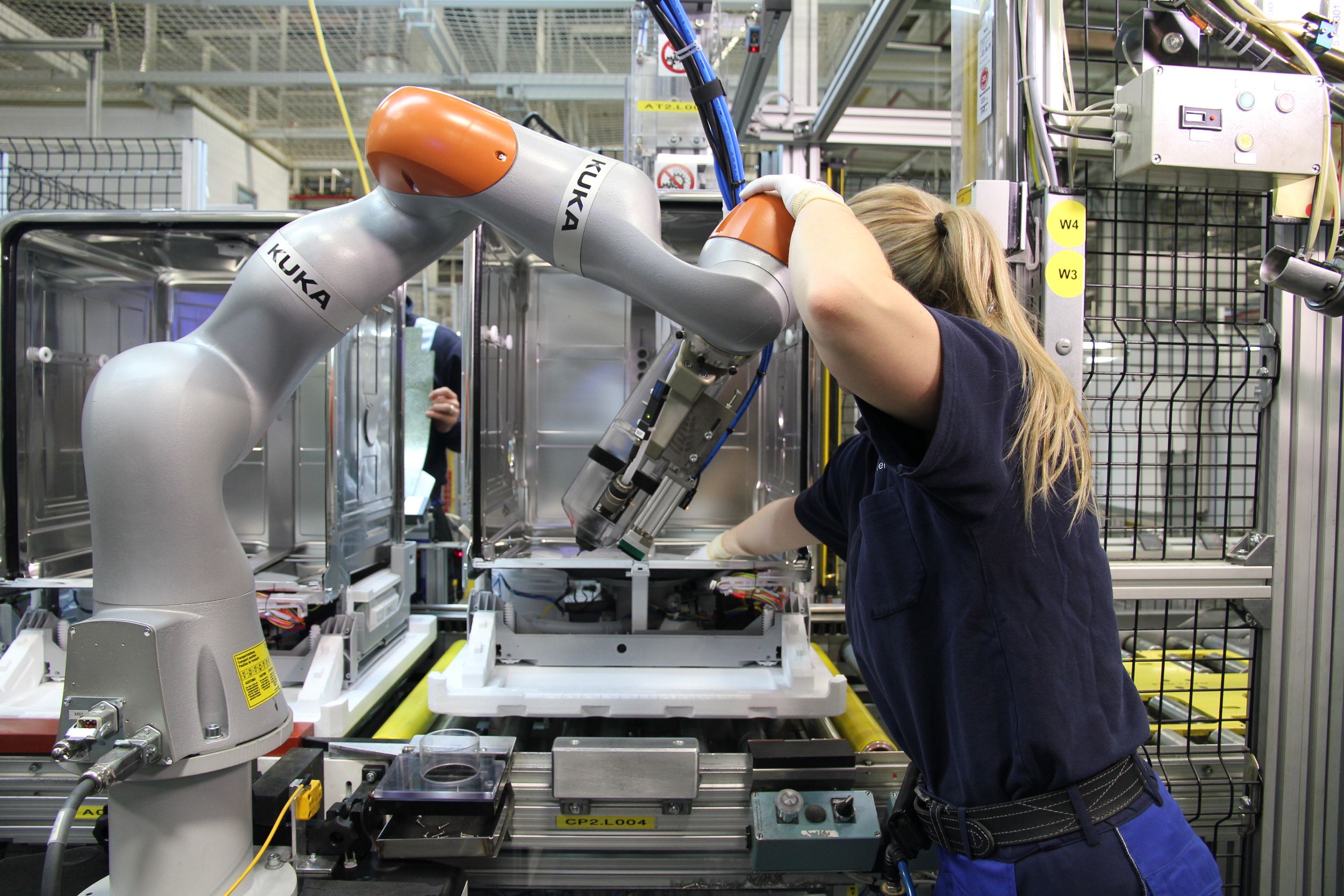 Автоматизация в промышленности технология 8 класс. Завод фабрика kuka в Германии. Промышленные роботы. Автоматизация производства. Роботы для автоматизации производства.
