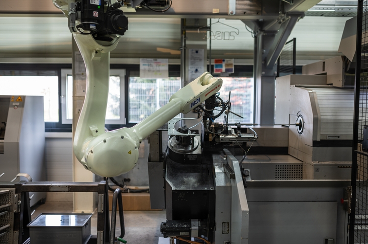 The robotic cell can be adapted to new productions in the shortest possible time thanks to a quick gripper change and the possibility of attaching different parts.