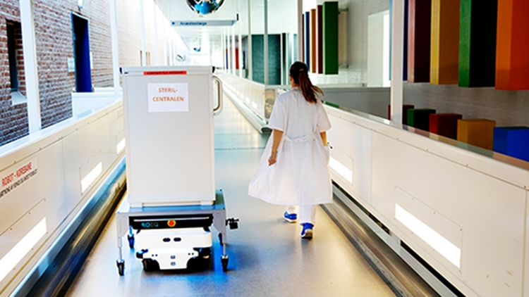 Optimus passing hospital staff © MIR