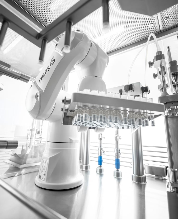 Flexible and efficient: automated filling and closing of syringes with HA gel. © Stäubli