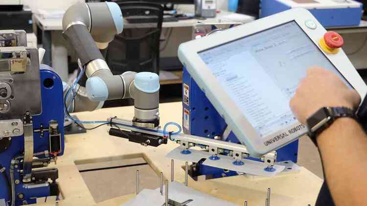 It took Zippertubingabout a week to program the entire robotics cell © Universal Robots