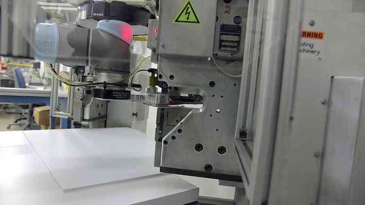 Placing the fabric correctly into the snap machine was difficult for manual labor © Universal Robots